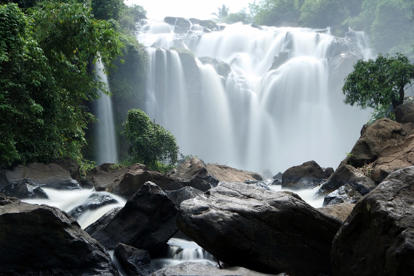 Air terjun dengan ketinggian 80 meter